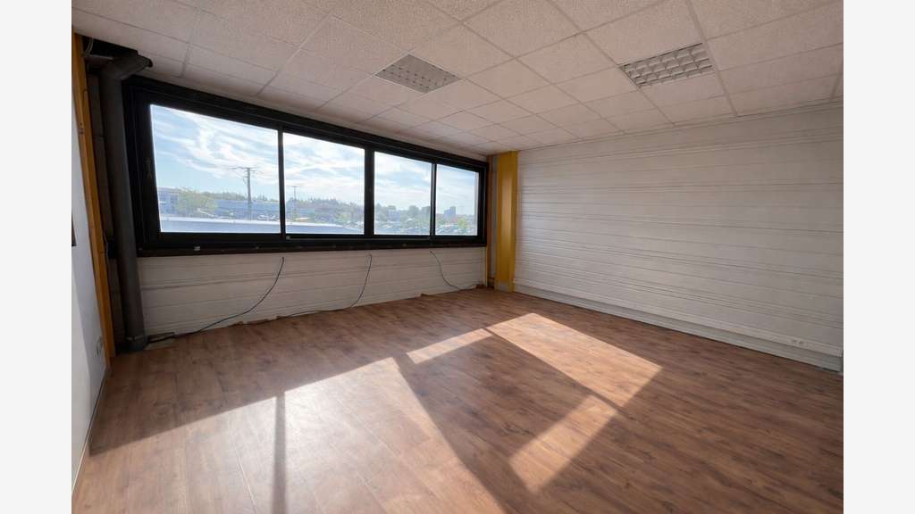 emplacement RARE !! local commercial 305m² à Feurs