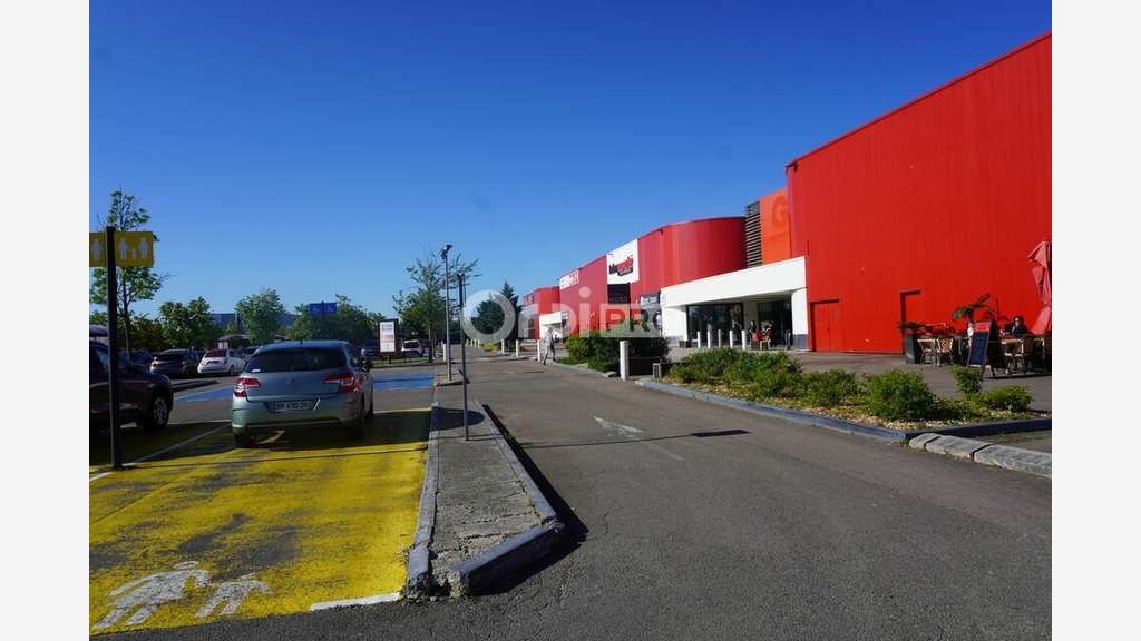 A louer local 156m² galerie marchande secteur Ahuy
