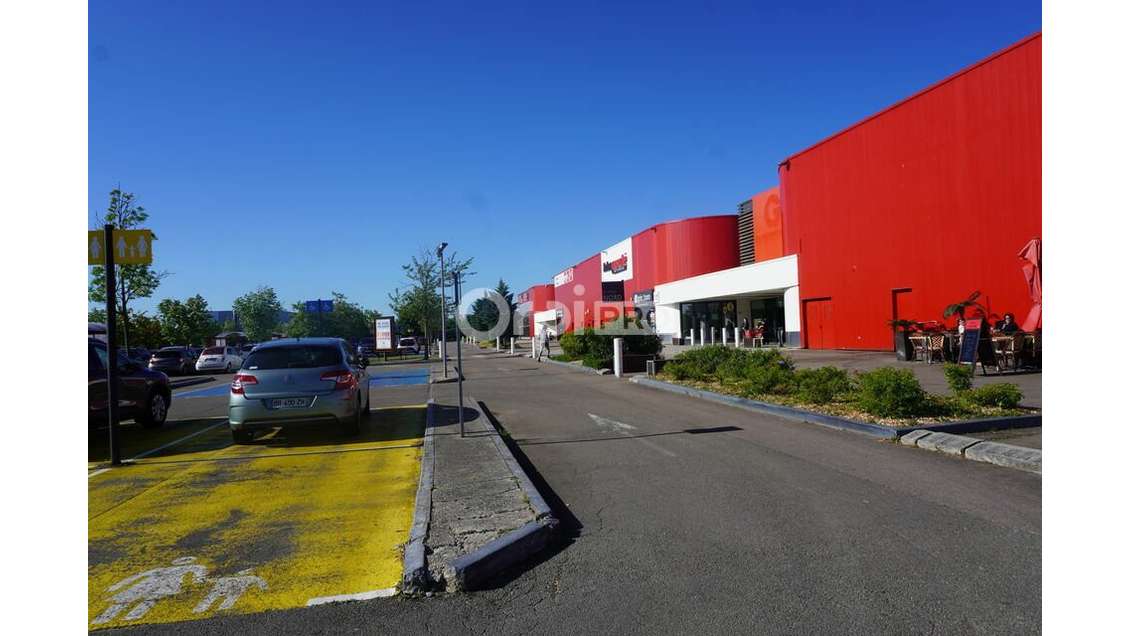 A louer local 156m² galerie marchande secteur Ahuy