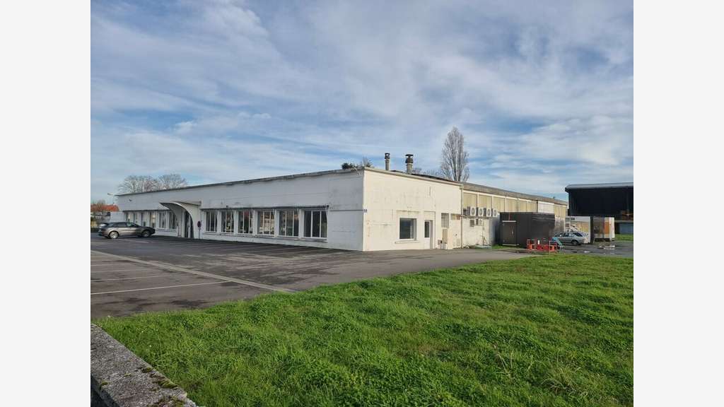 Local commercial 400m² à louer à Fontenay-le-Comte