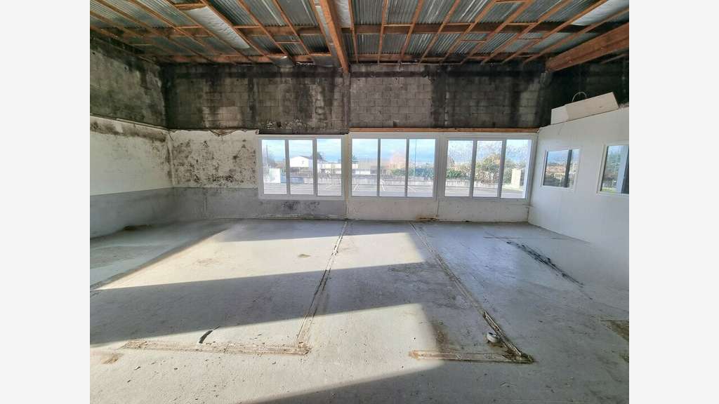 Local commercial 400m² à louer à Fontenay-le-Comte