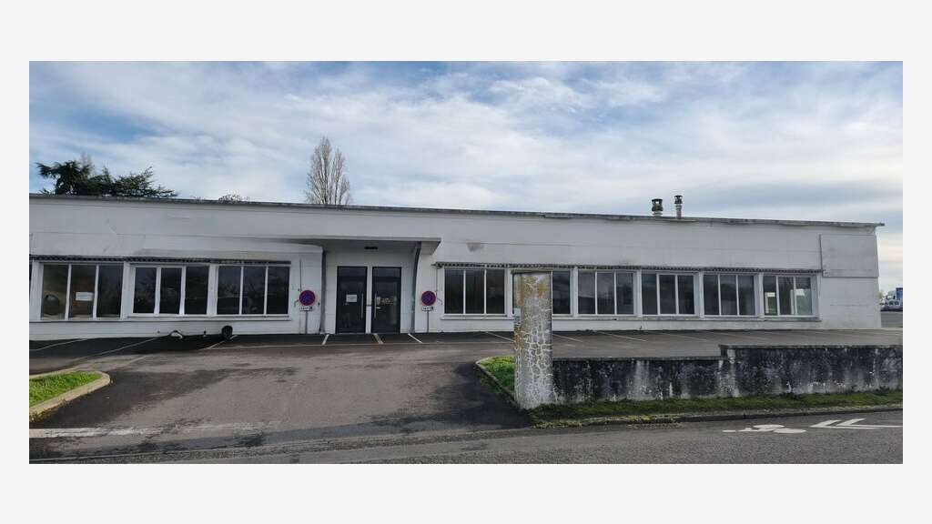 Local commercial 400m² à louer à Fontenay-le-Comte