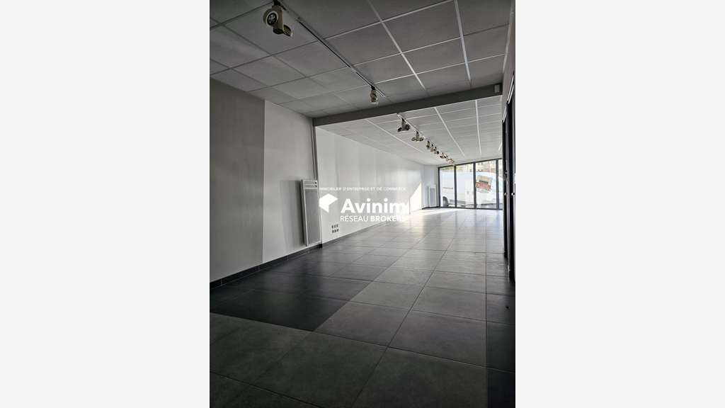 Local commercial 369m² à louer à Fougères