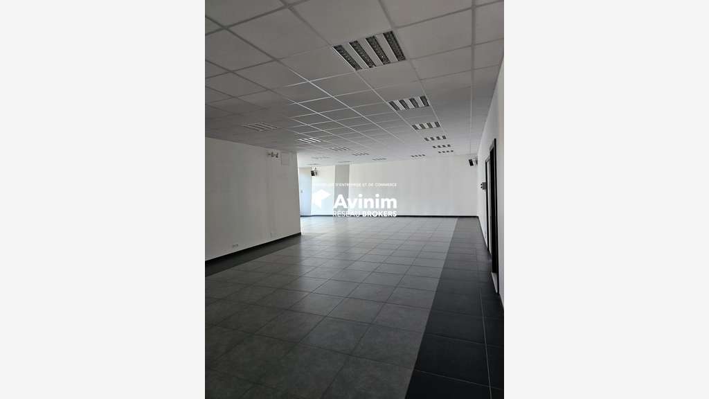 Local commercial 369m² à louer à Fougères