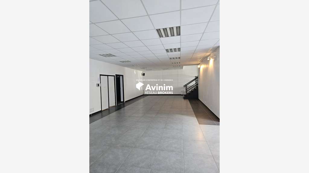 Local commercial 369m² à louer à Fougères
