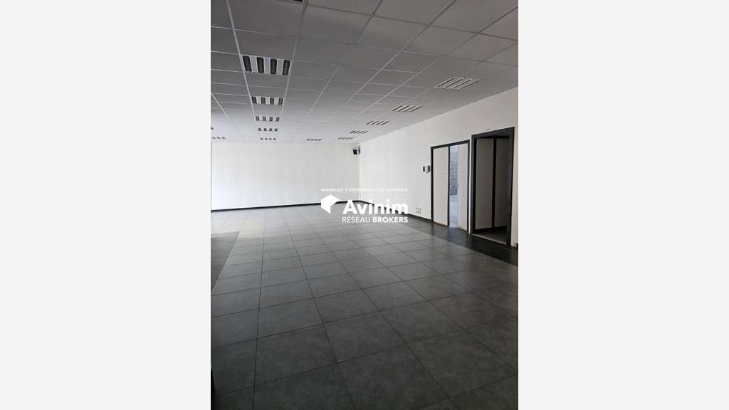 Local commercial 369m² à louer à Fougères