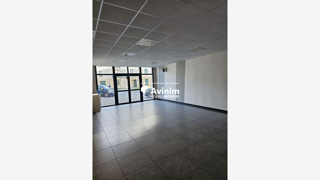 Local commercial 369m² à louer à Fougères