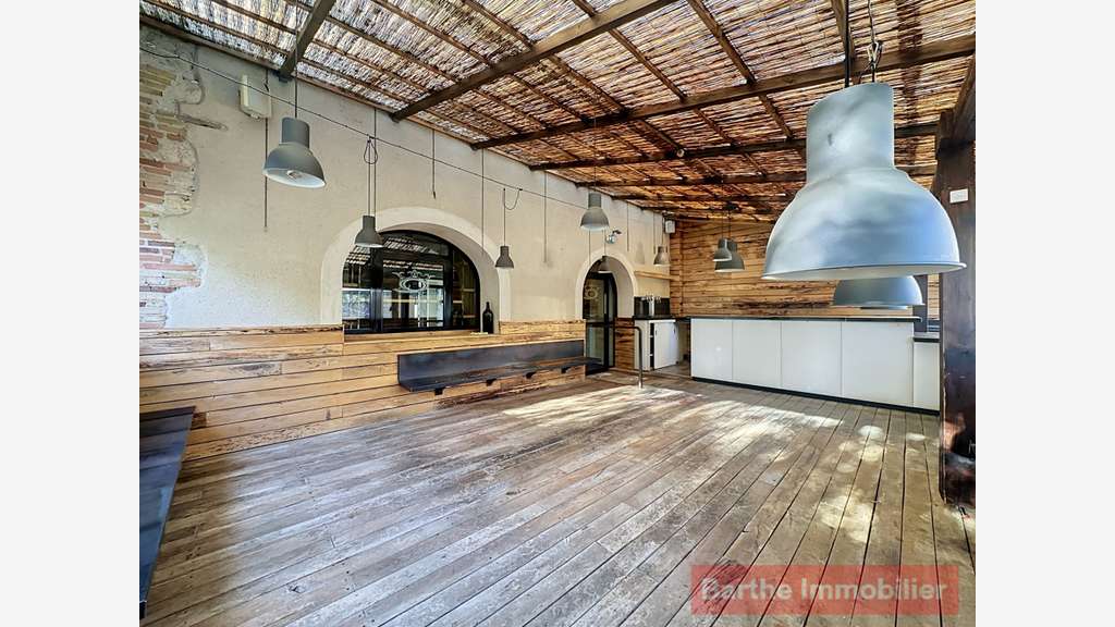 Local commercial 690m² à louer centre de Gaillac
