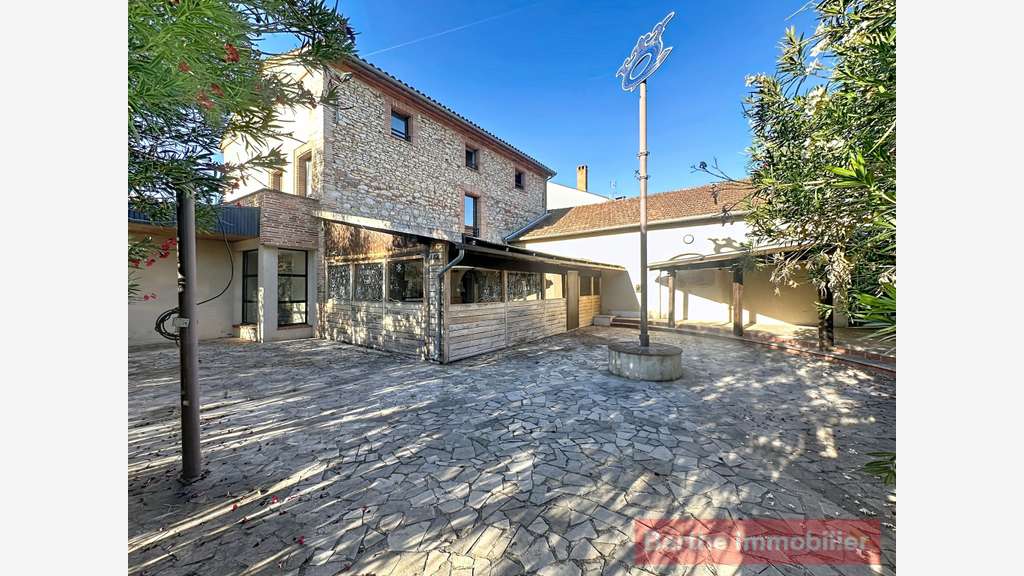 Local commercial 690m² à louer centre de Gaillac