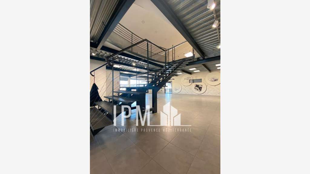 A louer local commercial 694m² à Gardanne CD6