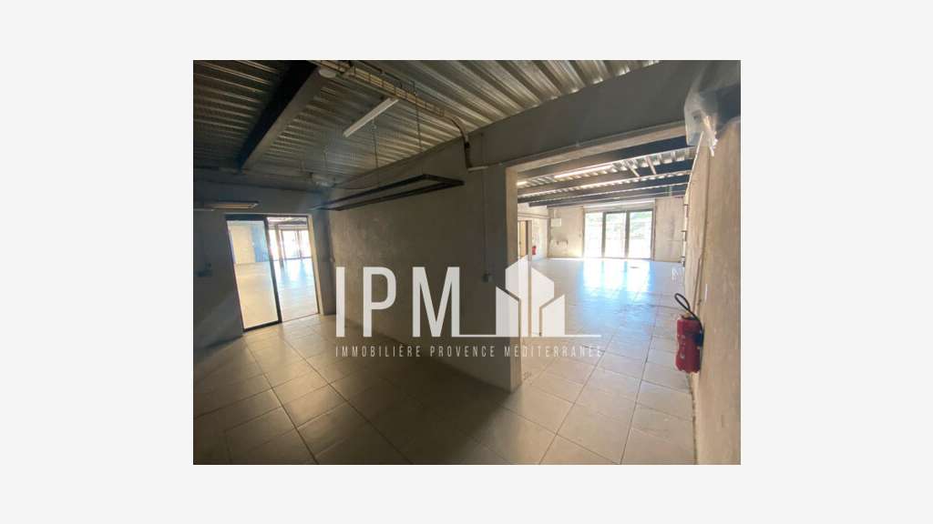 A louer local commercial 694m² à Gardanne CD6