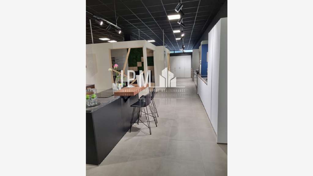 A louer local commercial de 600m² à Gémenos RN8