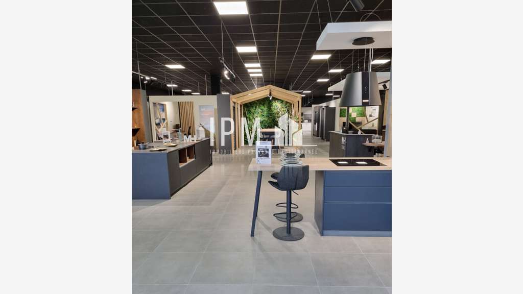 A louer local commercial de 600m² à Gémenos RN8