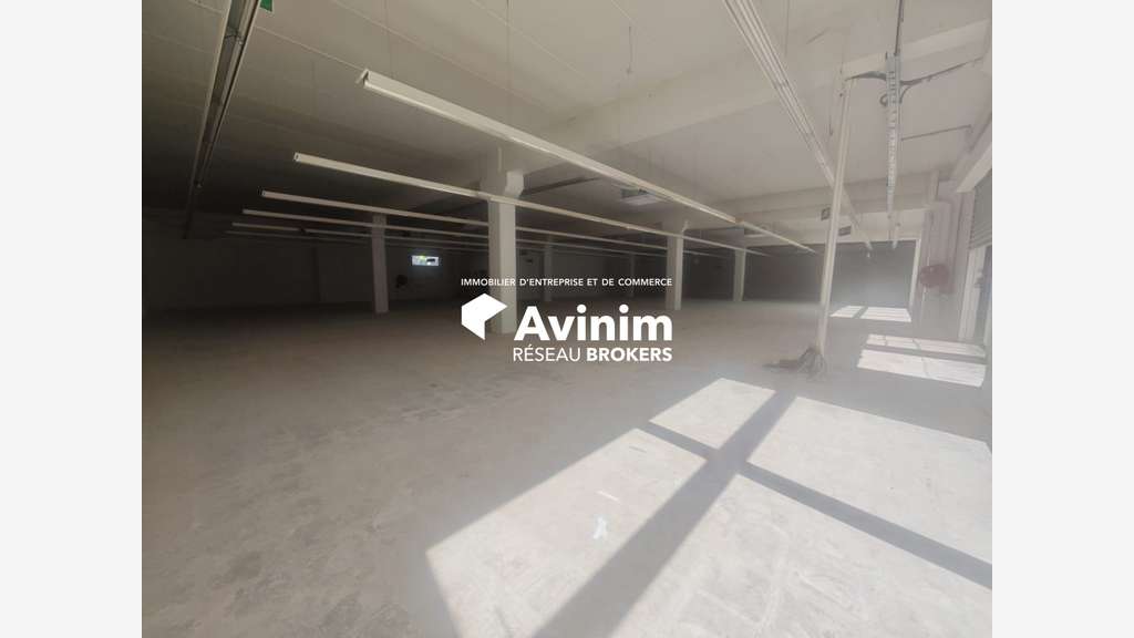 Location local commercial 912m² à Grasse