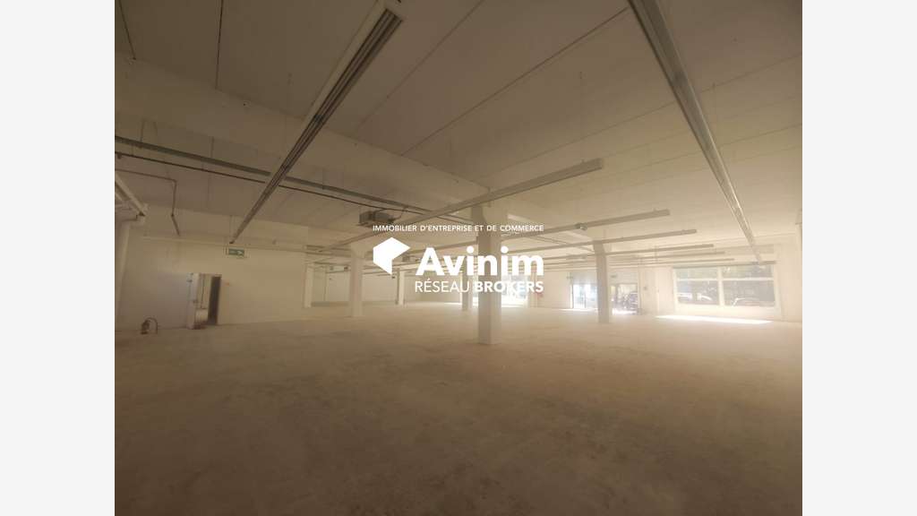 Location local commercial 912m² à Grasse