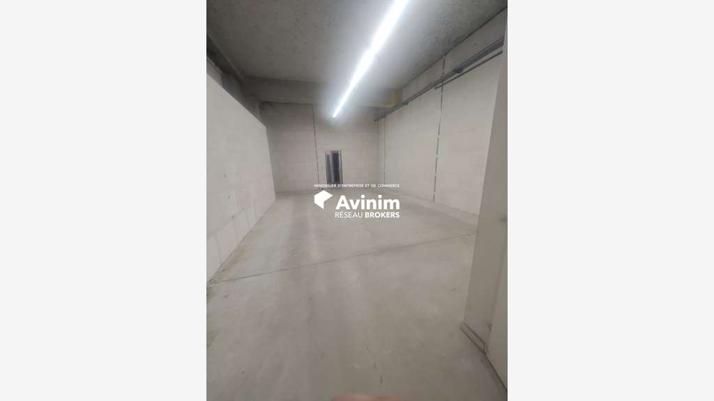 Location local commercial 912m² à Grasse