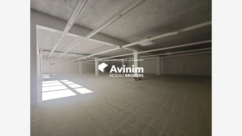 Location local commercial 912m² à Grasse
