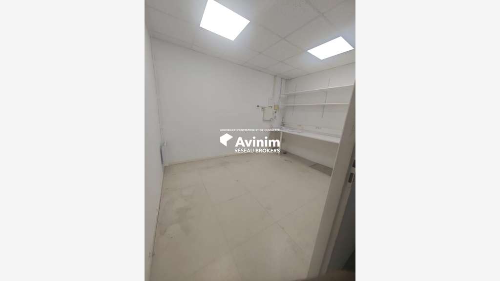 Location local commercial 912m² à Grasse