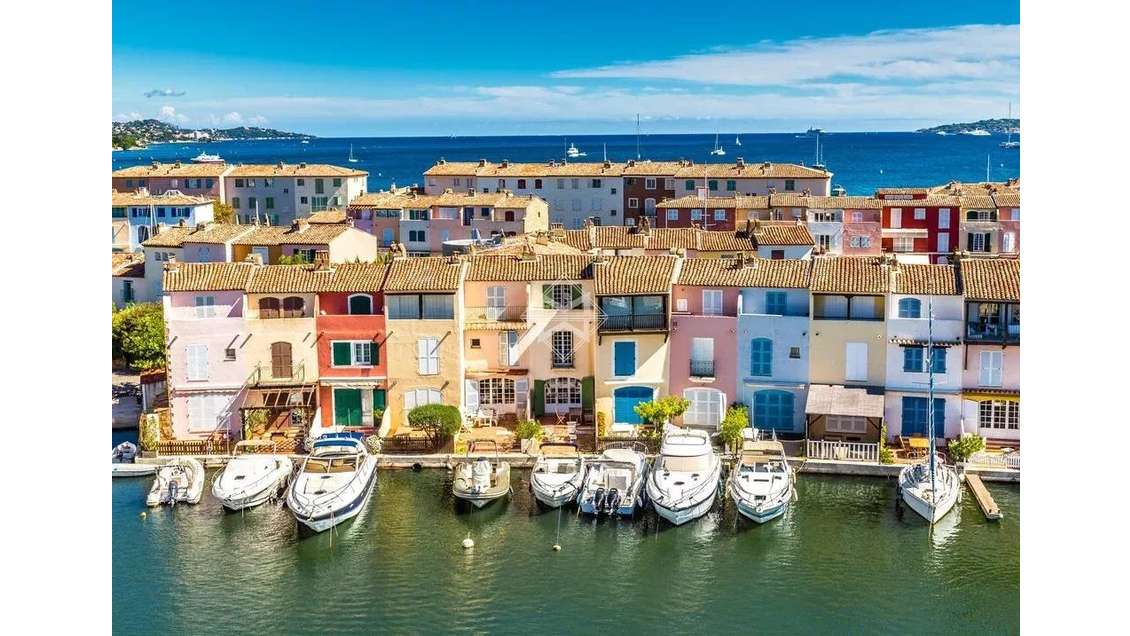 A louer local 268m² empl stratégique à Grimaud