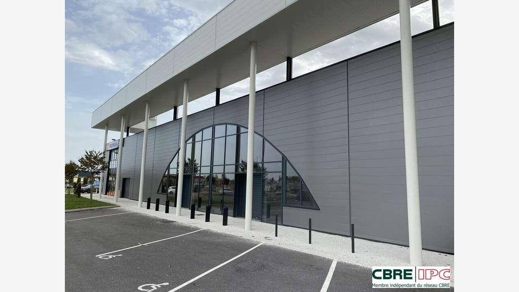 A louer local commercial 893m² retail à Hagetmau
