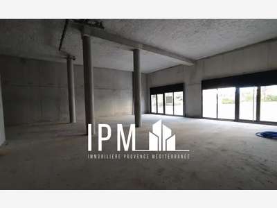 A louer local commercial 205m² à Hyères 83400
