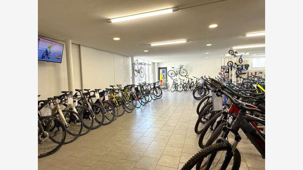 A louer local commercial 840m² axe passant Hyères