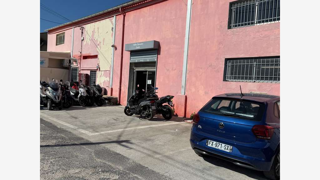 A louer local commercial 840m² axe passant Hyères
