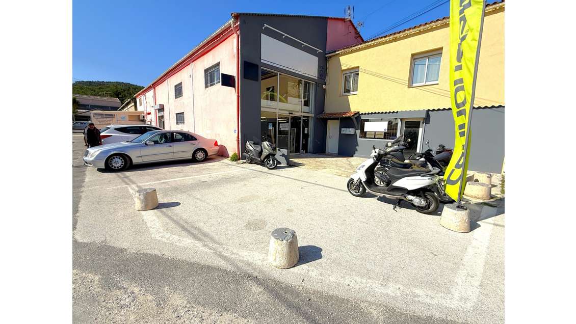 A louer local commercial 840m² axe passant Hyères
