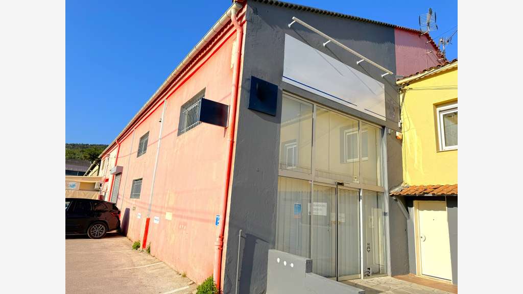 A louer local commercial 840m² axe passant Hyères