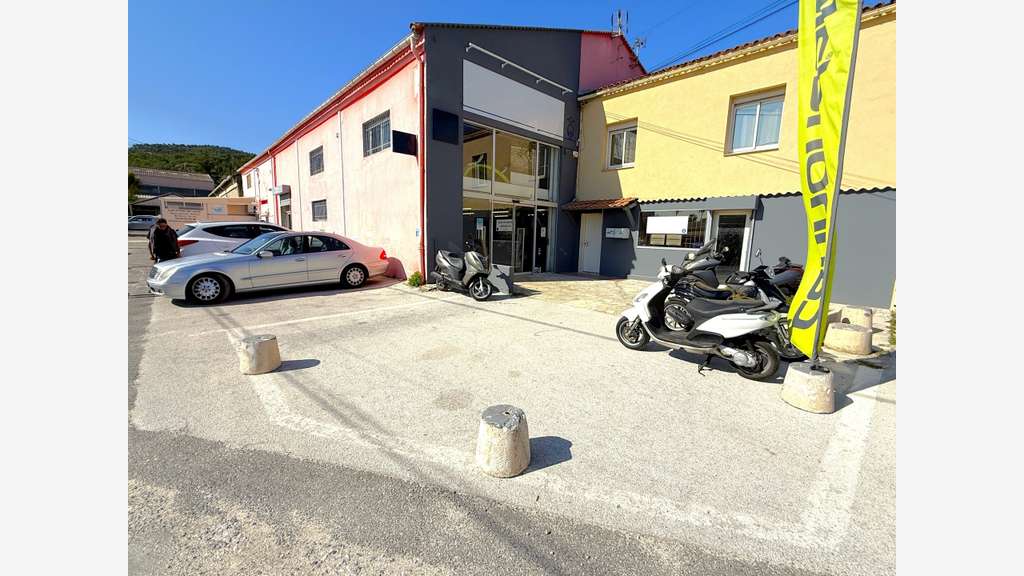 A louer local commercial 840m² axe passant Hyères