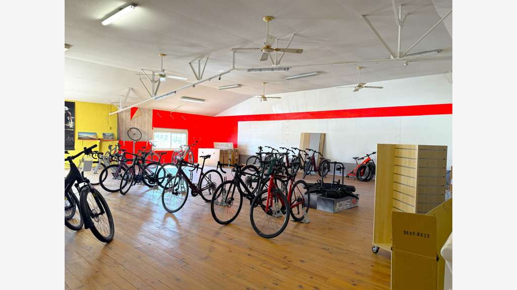 A louer local commercial 840m² axe passant Hyères