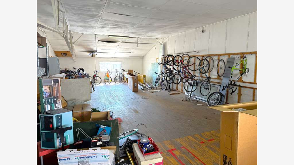A louer local commercial 840m² axe passant Hyères