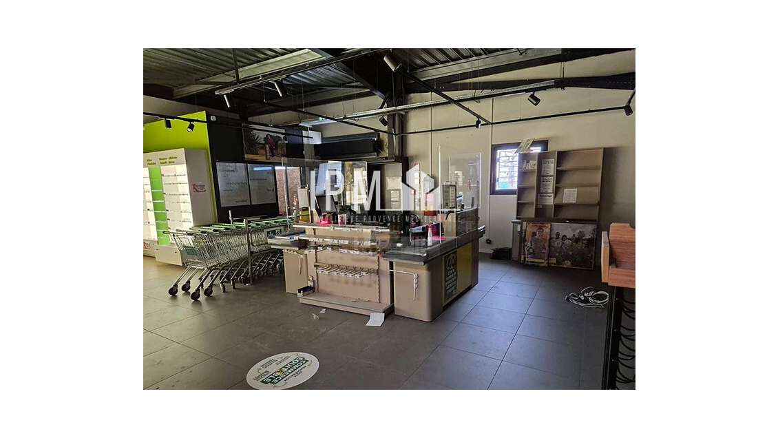 A louer local 463²  Zone du Tubé à Istres