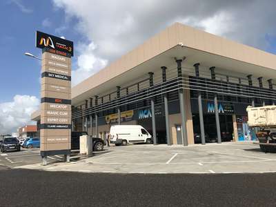 A louer local commercial 380m² + parking à Jarry