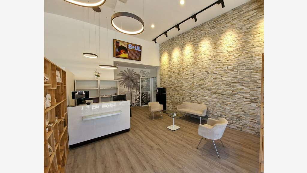 A louer local commercial récent 323m² à Jarry