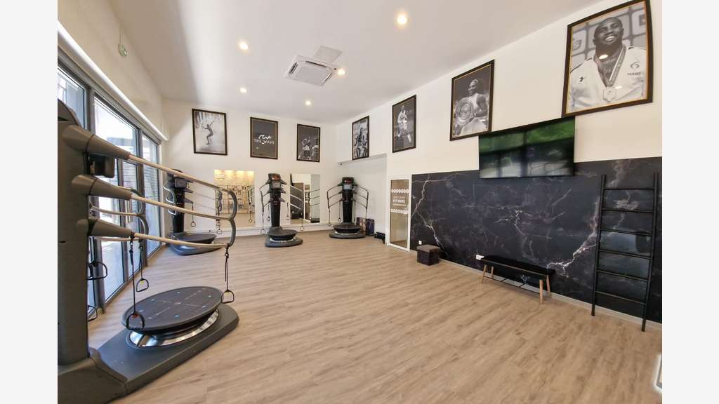 A louer local commercial récent 323m² à Jarry