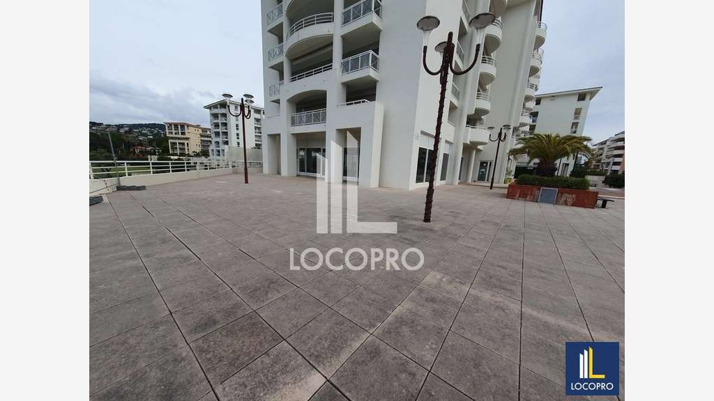 A louer local commercial 240m² à Juan-les-Pins