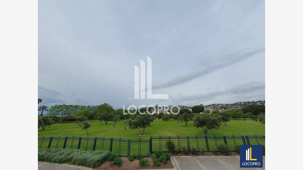 A louer local commercial 240m² à Juan-les-Pins
