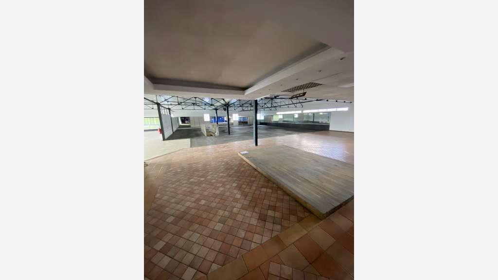 A louer beau local 748m² à Fort-de-France Kerlys