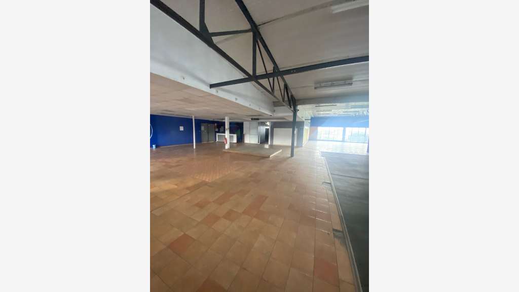 A louer beau local 748m² à Fort-de-France Kerlys