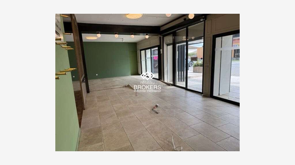 A louer local commercial 140m² Isle sur la Sorgue