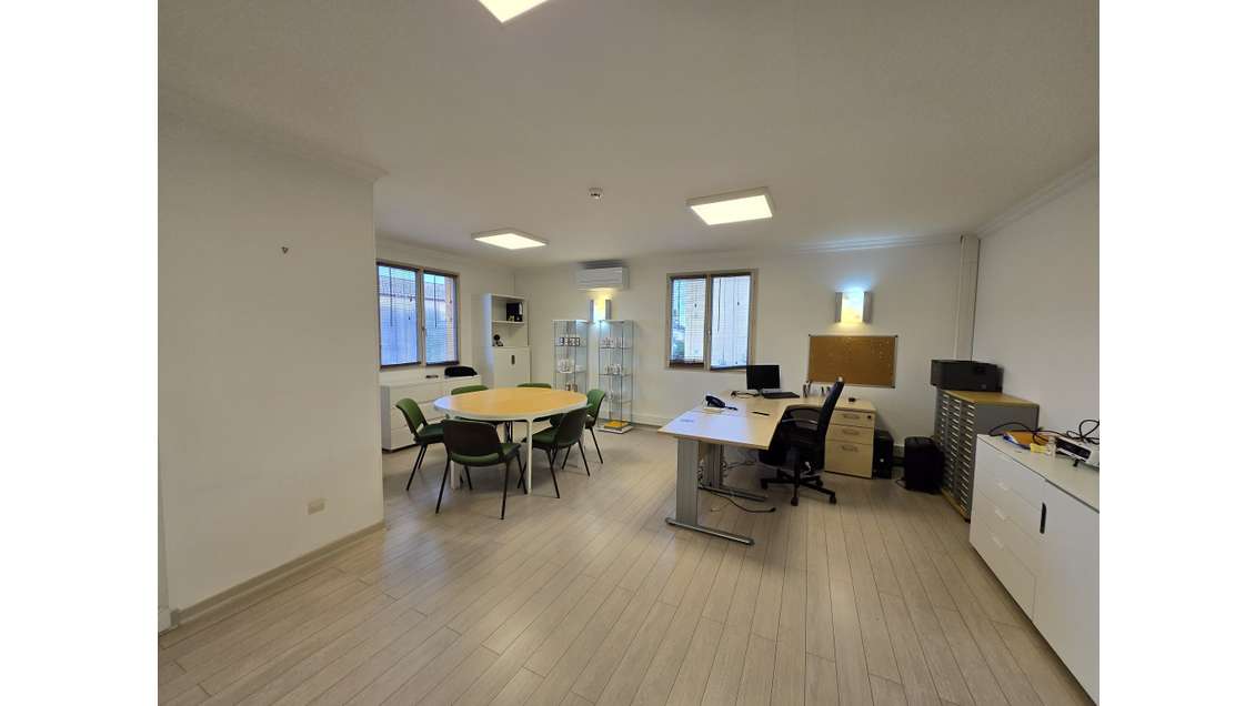 A louer local commercial 730m² à La Crau