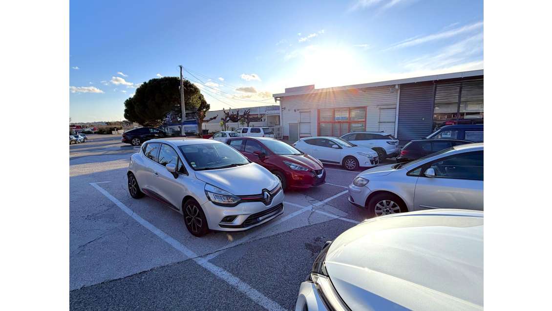 A louer local 500m² sur axe passant à La Garde