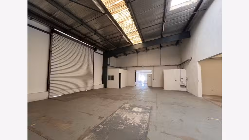 Local commercial 640m² à louer à La Garde 