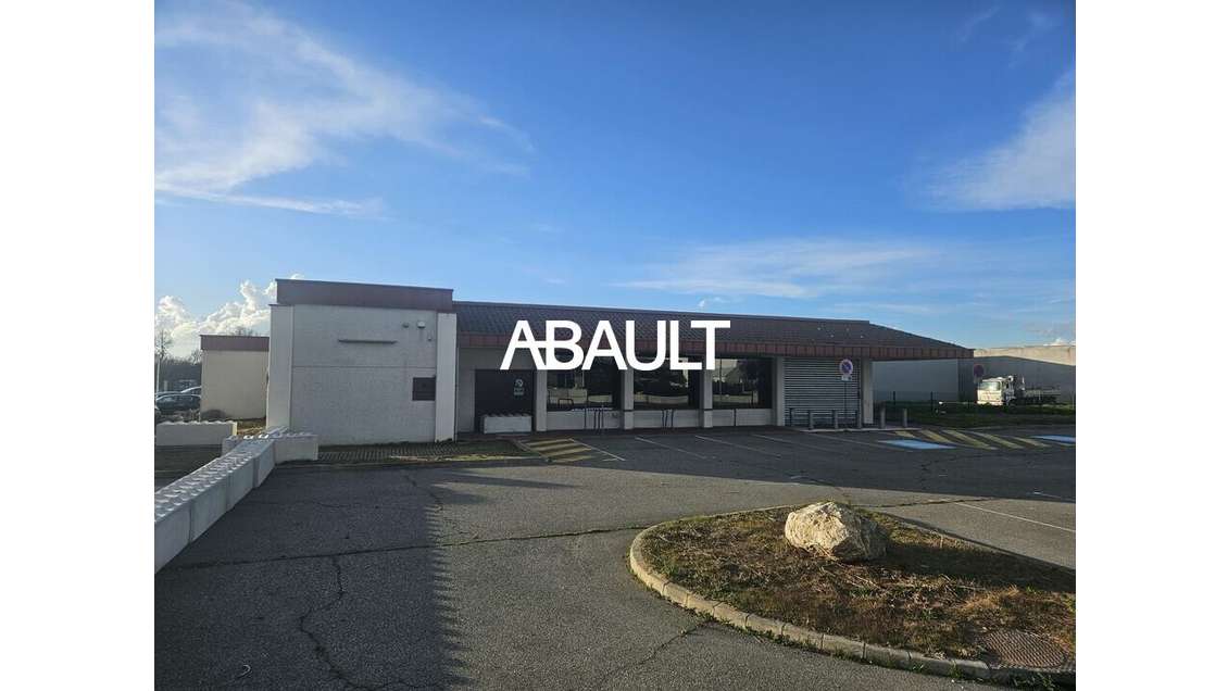 A louer local 1030m² ERP à La Salvetat St Gilles