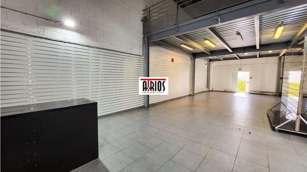 Local 308m², entre Mc Do et Gifi à La Seyne 
