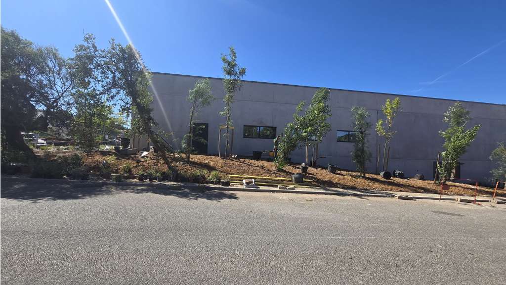 A louer local 582m² empl N°1 ZC Toulon-Est