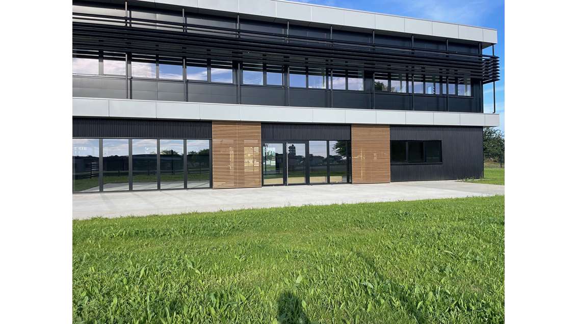 A louer local 516m² rond point fréquenté  Lamballe