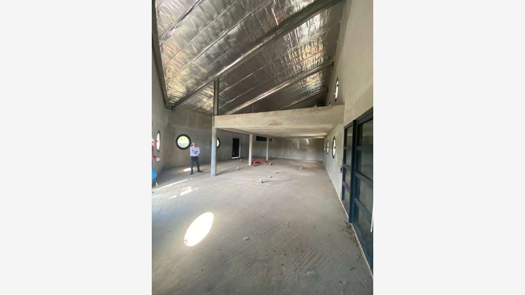 A louer local commercial neuf 180m² au François