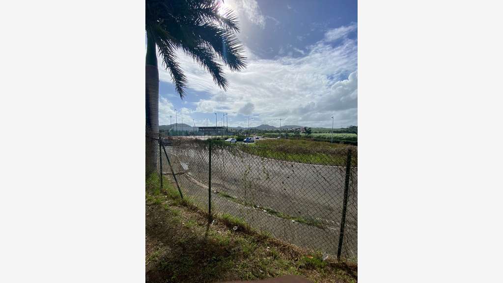 A louer local commercial neuf 180m² au François